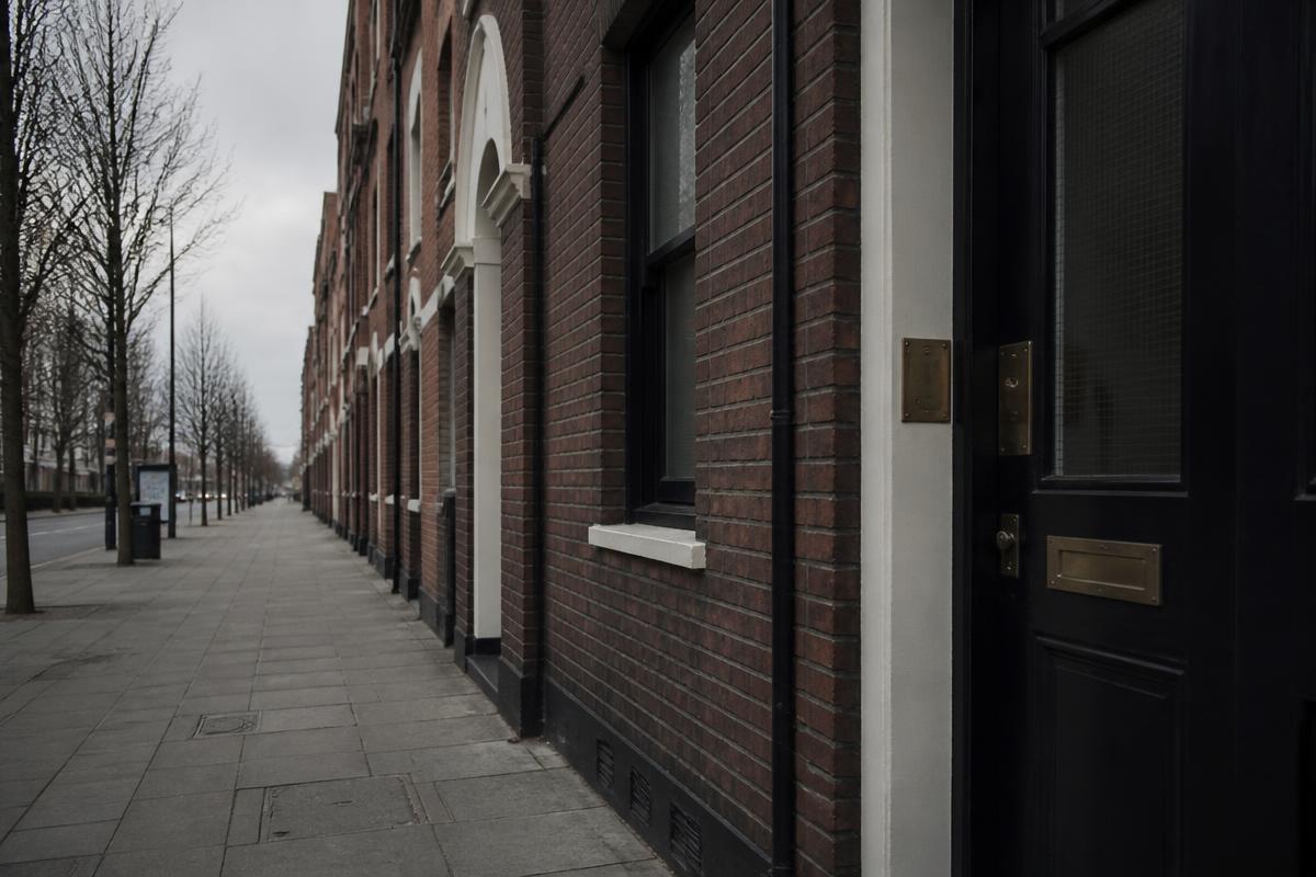 Anonyme Londoner Bürozeile mit Messingschildern
